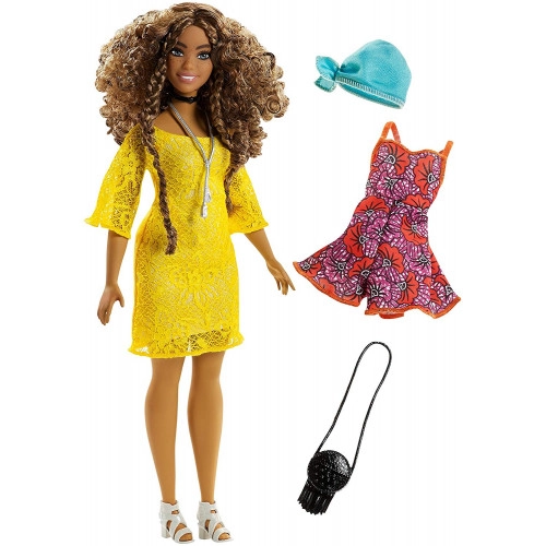 Göndör hajú molett Barbie sárga ruhában kiegészítőkkel